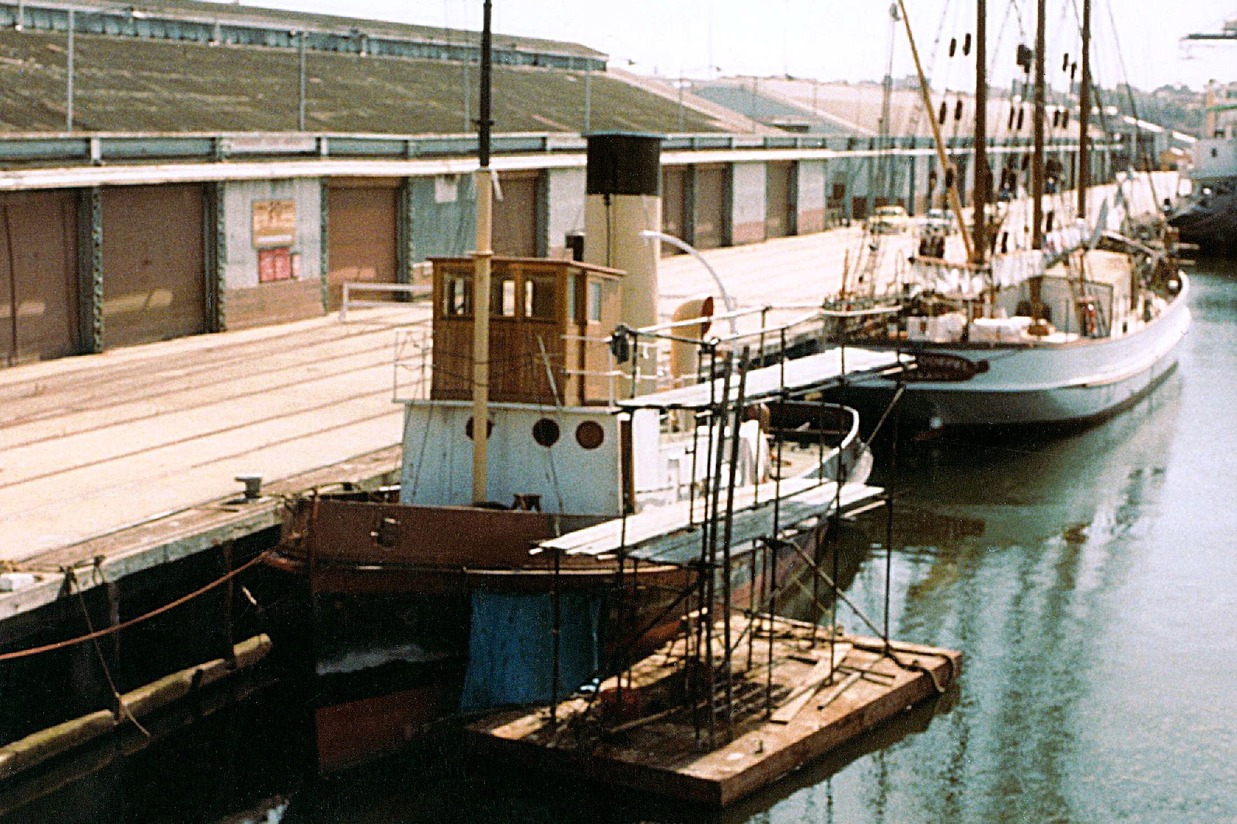 WithALMADOEPEL1984 Wattle and Alma Doepel at Victoria Dock 1984, Graeme Andrews Collection